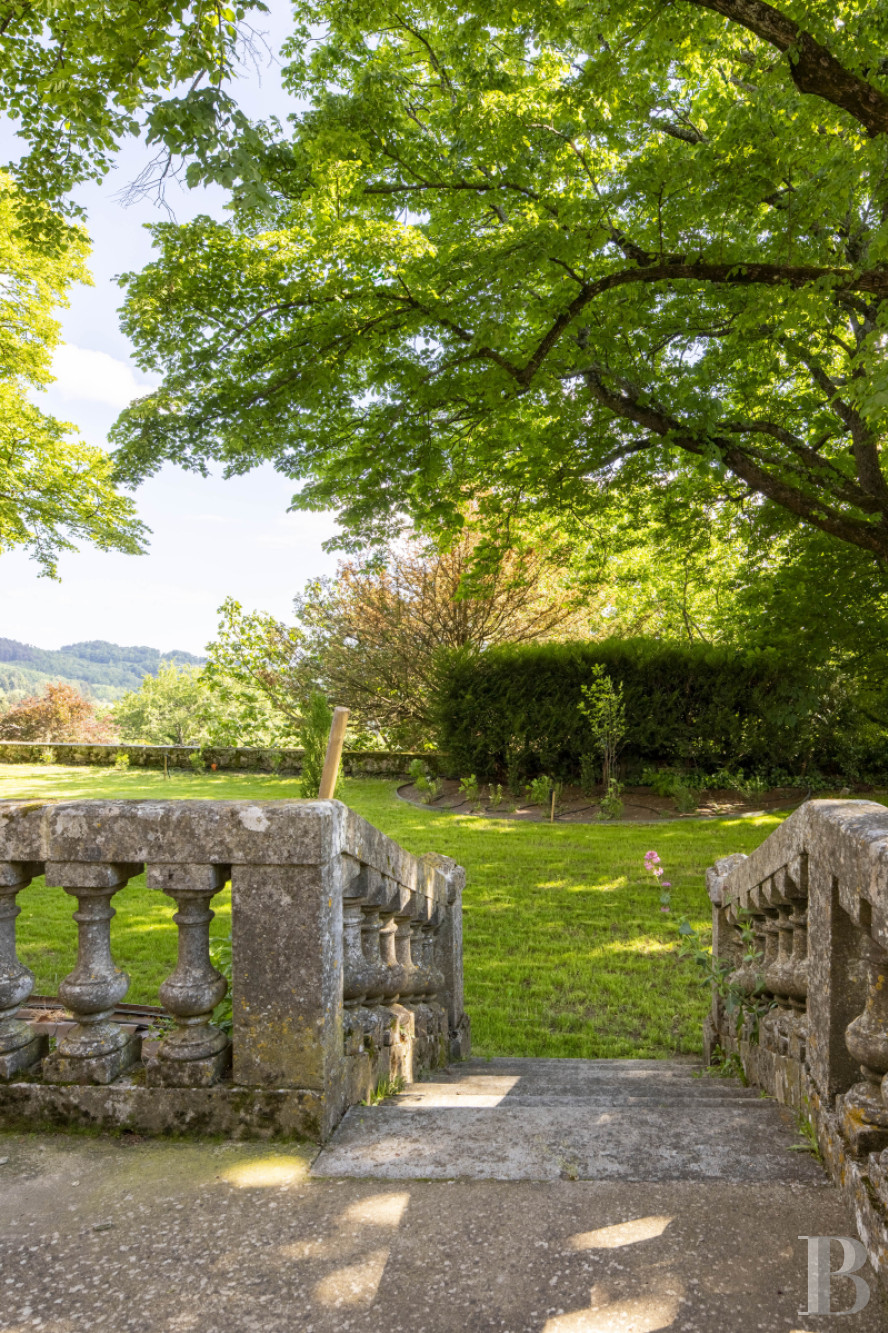 En Ardèche, à Vernoux-en-Vivarais, une maison du 19e siècle et son jardin dominant les reliefs - photo  n°2